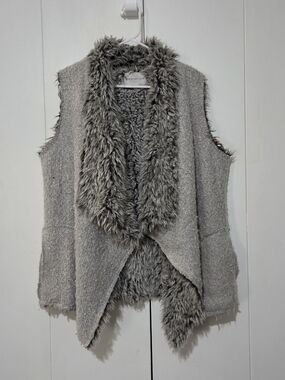 Grey faux fur Inner drape vest M